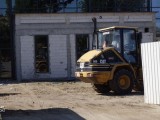 Ciężki sprzęt budowlany przed Zespołem Szkół Specjalnych w Dębicy