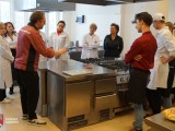 Tadeusz Muller z uczniami ekonomika w kuchni