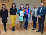 Wicestarosta Dębicki i Dyrektor II Liceum Ogólnokształcącego w Dębicy z nagrodzonymi osobami
