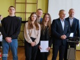 Starosta Dębicki, Wicestarosta Dębicki i Dyrektor Zespołu Szkół Ekonomicznych w Dębicy z nagrodzonymi osobami