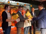 Dyrektor Zespołu Szkół Zawodowych w Pustkowie-Osiedlu wręcza kwiaty