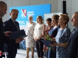 Starosta Dębicki i Przewodniczący Rady Powiatu Dębickiego wręczają list gratulacyjny