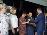 Przewodniczący Rady Powiatu Dębickiego wręcza kwiaty