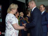 Starosta Dębicki i Przewodniczący Rady Powiatu Dębickiego wręczają list gratulacyjny