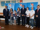 Starosta Dębicki, Wicestarosta Dębicki i Przewodniczący Rady Powiatu Dębickiego z nagrodzonymi osobami