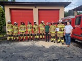Grupa strażaków OSP pozuje do zdjęcia z radnymi: powiatowym i gminnym
