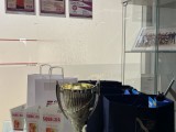 Puchar, szklane trofea i upominkina stoliku