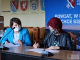 Dyrektor DD Hanka podpisuje dokumenty w towarzystwie Haliny Głowackiej, wicedyrektora PCPR w Dębicy