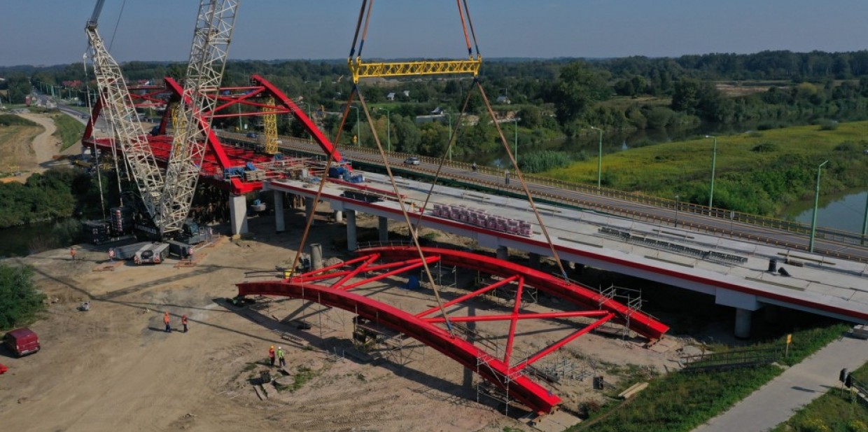 Montaż ostatniego elementu konstrukcji stalowej nowego mostu w Straszęcinie