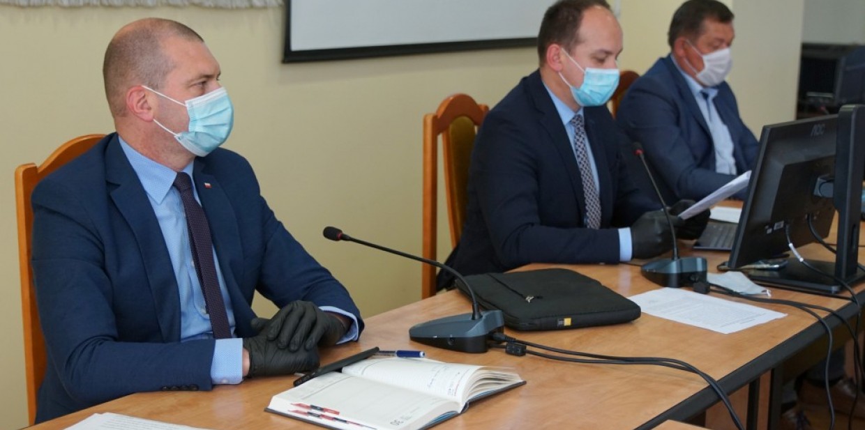 Radni w maskach i rękawiczkach – tak wyglądało posiedzenie Rady Powiatu Dębickiego w nadzwyczajnych warunkach