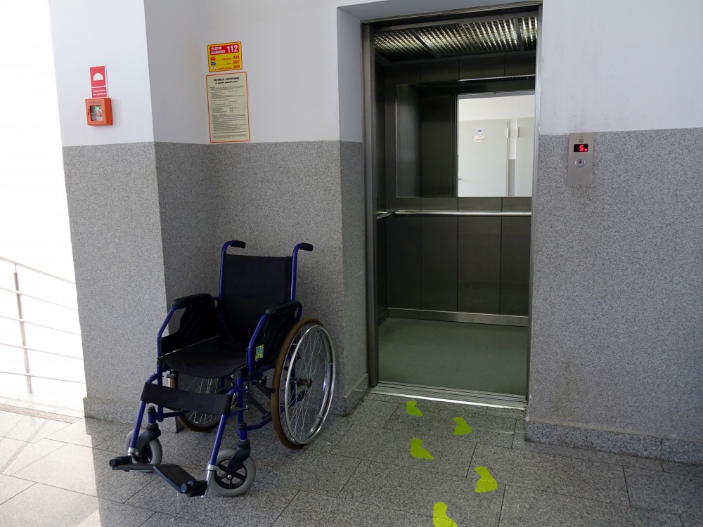 Winda dla osób niepełnosprawnych i wózek inwalidzki