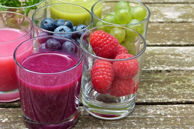 Owoce i soki owocowe w szklankach