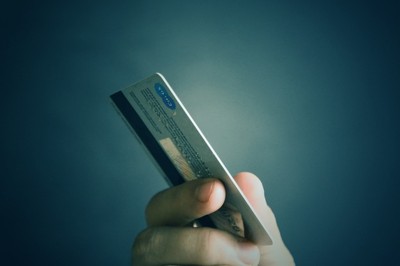 Karta płatnicza w dłoni