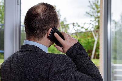 Mężczyzna rozmawia przez telefon - foto źródło Pixabay