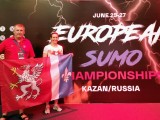Magdalena Macios wraz z trenerem, podczas mistrzostw, prezentują flagę Powiatu Dębickiego