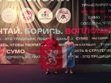 Magdalena Macios wraz z trenerem, podczas mistrzostw, prezentują flagę Powiatu Dębickiego