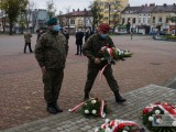 Żołnierze składają kwiaty