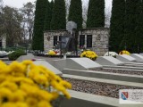 Kwiaty złożone na cmentarzu wojennym w Dębicy