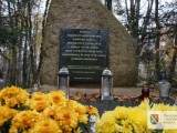 Kwiaty pod pomnikiem upamiętniającym poległych żołnierzy AK w akcji 
