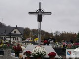 Kwiaty pod pomnikiem poległych żołnierzy i partyzantów w walce z niemieckim okupantem 