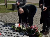 Delegacja powiatu składa wiązankę pod Memoriałem Smoleńskim