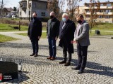 Delegacja powiatu składa wiązankę pod Memoriałem Smoleńskim