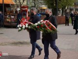 Europoseł Bogdan Rzońca, senator Zdzisław Pupa z składają wiązankę pod pomnikiem