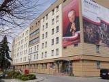 Budynek Starostwa Powiatowego w Dębicy - banery upamiętniające 230. rocznicę konstytucji 3 Maja