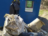 Kontener wypełniony odpadami, obok sterta śmieci