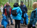 Grupa osób podczas sprzątania lasu Wolickiego