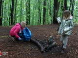 Osoby biorące udział w sprzątaniu lasu Wolickiego