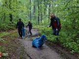 Osoby biorące udział w sprzątaniu lasu Wolickiego