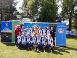 Nagrodzona drużyna piłkarska pozuje do zdjęcia grupowego