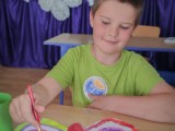 Uczeń ZSS maluje motyla