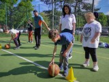 Uczniowie ZSS z piłkami do koszykówki