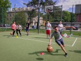 Uczniowie ZSS biegną kozłując piłkę do koszykówki