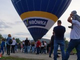 Gruba osób przy balonie