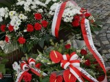 Kwiaty złożone pod pomnikiem