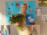 Osoba z kwiatami i medalem