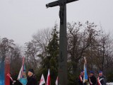 Grupa osób przy krzyżu