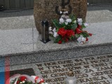 Kwiaty złożone przy pomniku