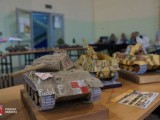 Modele czołgów na stoliku