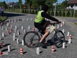 Osoba na rowerze pokonuje tor przeszkód