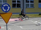 Osoba na rowerze jedzie po miasteczku ruchu drogowego
