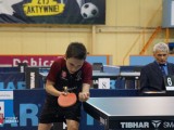 Uczestnik turnieju gra w tenisa stołowego