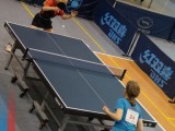 Uczestnicy turnieju grają w tenisa stołowego