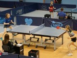 Uczestnicy turnieju grają w tenisa stołowego