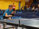 Uczestniczka turnieju gra w tenisa stołowego