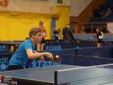 Uczestniczka turnieju gra w tenisa stołowego