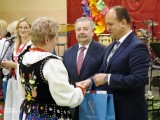 Przewodniczący Rady Powiatu Dębickiego wręcza nagrodę 